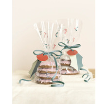 Două fursecuri ambalate cu panglică și etichetă