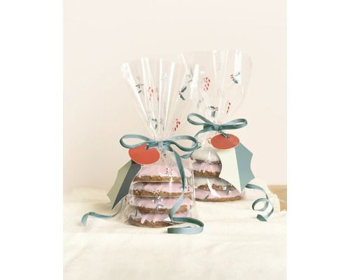 Două fursecuri ambalate cu panglică și etichetă