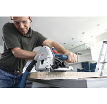 Un bărbat folosește un ferăstrău vertical Bosch pentru a tăia o piesă de prelucrat.