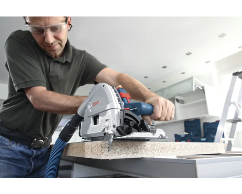 Un bărbat folosește un ferăstrău vertical Bosch pentru a tăia o piesă de prelucrat.