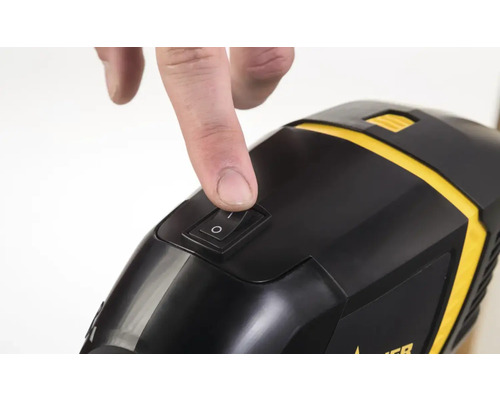 Un deget apasă comutatorul unui pistol de pulverizat vopsea.