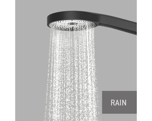 Cap de duș negru cu apă în modul ploaie