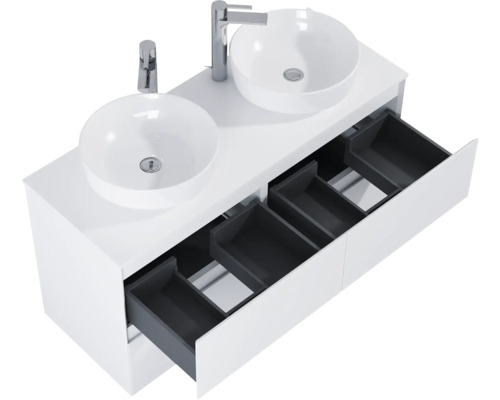 Mobilier de lavoar cu două chiuvete și sertare deschise pentru baie