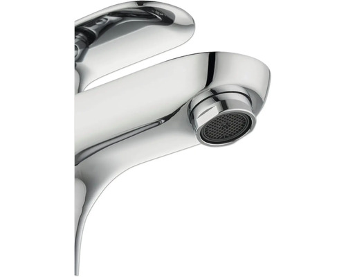 Prim-plan cu robinet de chiuvetă cromat