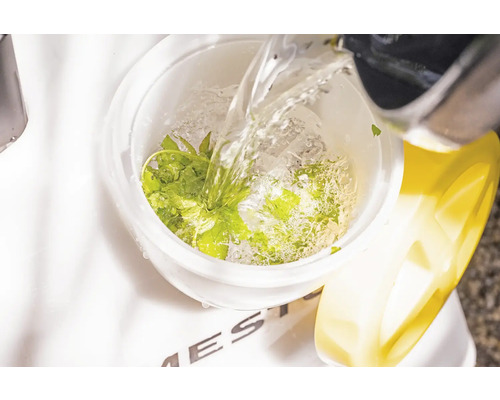 Se toarnă apă într-un bol cu salată