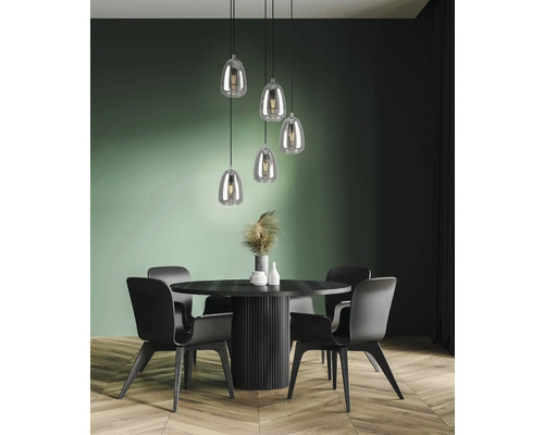 Sufragerie cu masă, scaune și lampă suspendată cu mai multe becuri