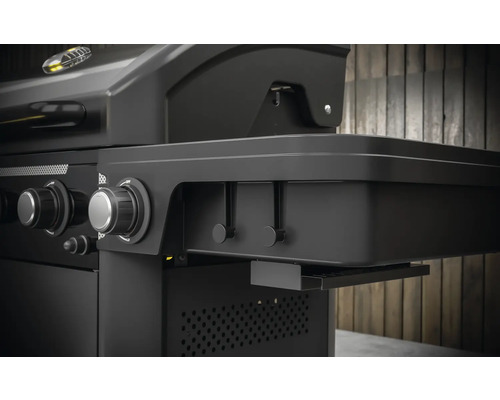 Imagine detaliată a unui grătar pe gaz cu masă laterală, butoane rotative și bară cu cârlige