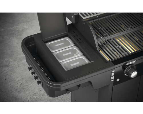 Prim-plan cu grătar pe gaz, cu trei recipiente din oțel inoxidabil