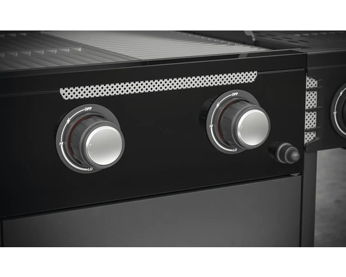 Prim-plan cu un grătar pe gaz negru, cu butoane rotative pentru controlul căldurii.