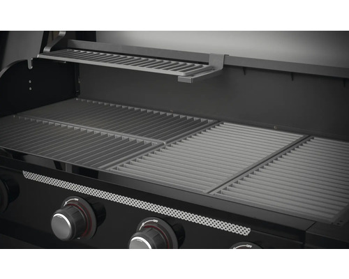 Vedere interioară a unui grătar pe gaz cu grătar și raft de încălzire.