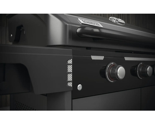 Vizualizare detaliată a unui grătar pe gaz Tenneker negru cu butoane rotative.