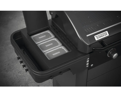 Imagine detaliată cu un grătar pe gaz Tenneker negru, cu compartimente de depozitare și trei recipiente