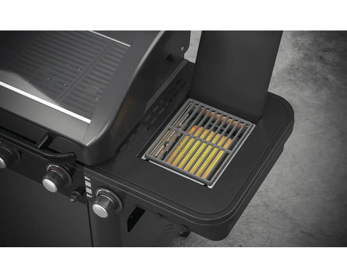 Imagine detaliată a unui grătar pe gaz cu arzător lateral pornit