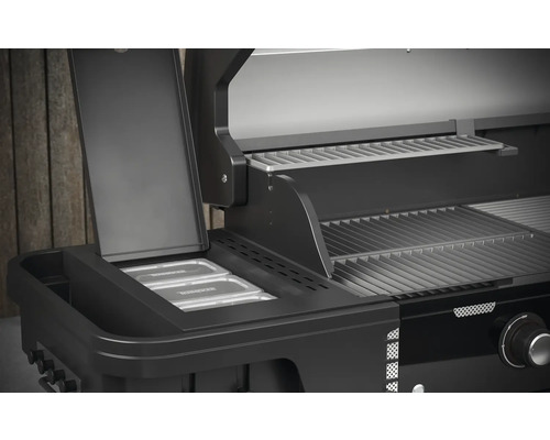 Imagine detaliată cu un grătar pe gaz negru cu spațiu de depozitare și grătar.