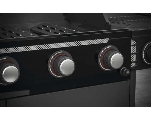 Prim-plan cu un grătar pe gaz negru, cu butoane rotative pentru controlul căldurii.