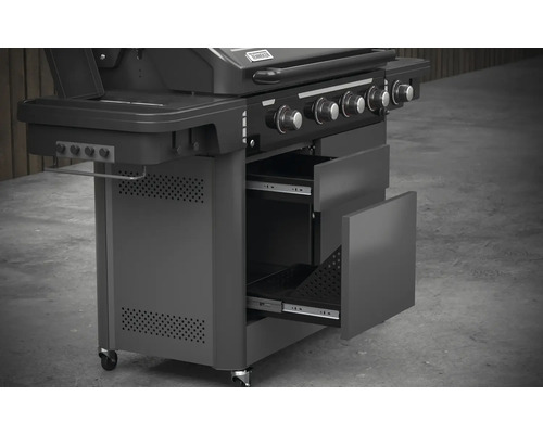 Grătar cu sertare deschise pentru depozitarea accesoriilor pentru grătar.