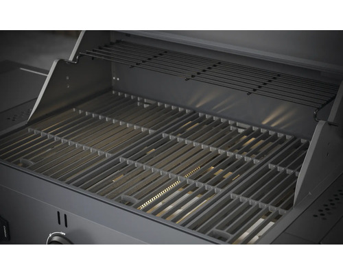 Interiorul unui grătar cu gaz cu grătar și suport pentru încălzire.