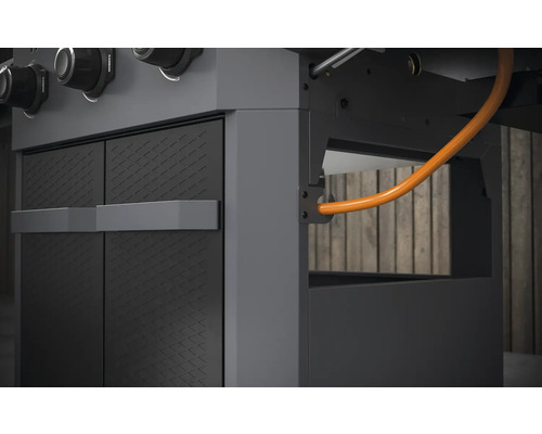 Imagine detaliată cu un grătar pe gaz cu elemente de dulap și conductă de gaz.