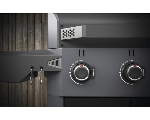 Prim-plan cu grătar pe cărbune cu butoane rotative pentru controlul temperaturii