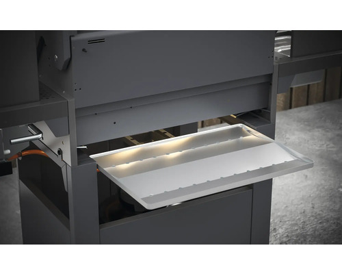 Imagine detaliată a unui grătar cu tavă de colectare a grăsimii scoasă.