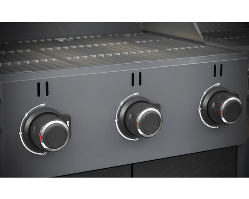 Prim-plan al unui grătar pe gaz cu trei butoane rotative pentru controlul temperaturii