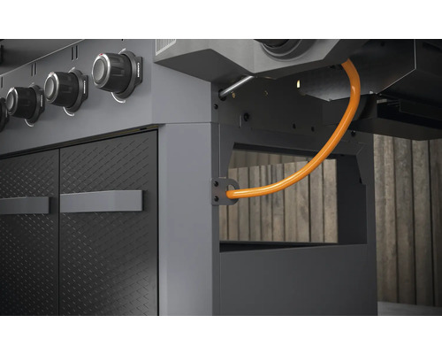 Imagine detaliată a unui grătar pe gaz cu butoane de control, uși și furtun de gaz