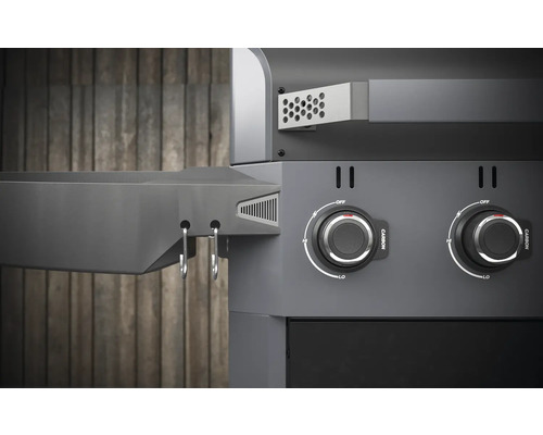 Imagine detaliată cu un grătar pe cărbuni cu butoane rotative și spațiu de depozitare