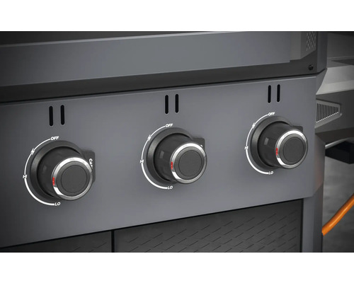 Prim-plan cu butoanele rotative ale unui grătar cu gaz pentru controlul căldurii.