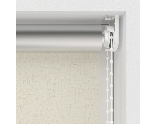 Rulou cu lanț într-un cadru de fereastră