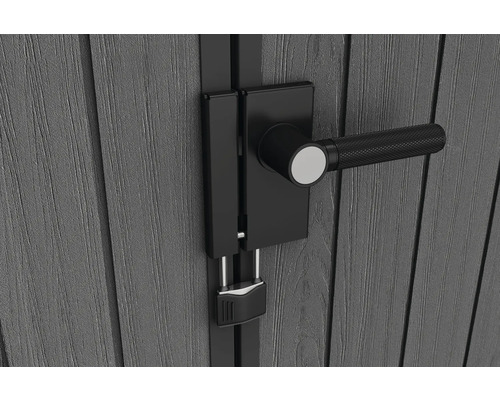 Prim-plan cu dispozitivul de blocare cu lacăt pe o ușă de lemn