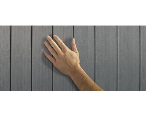 Mână atingând placaj de fațadă din plastic gri