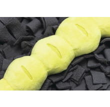 Jucărie pentru câini omidă pe o covorașă de adulmecare pentru câini