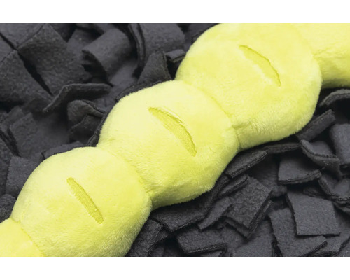 Jucărie pentru câini omidă pe o covorașă de adulmecare pentru câini