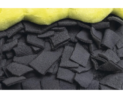 Prim-plan cu o covorașă de adulmecare pentru câini, cu pătrate din lână