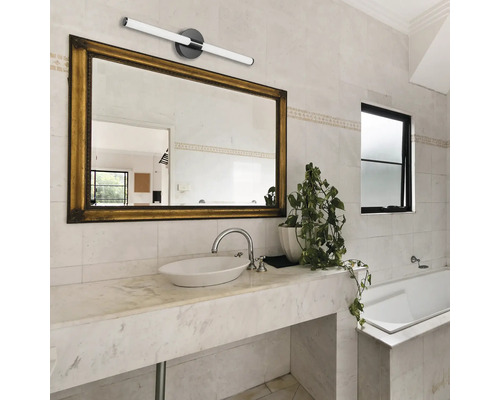 Baie cu oglindă, chiuvetă și lampă de perete