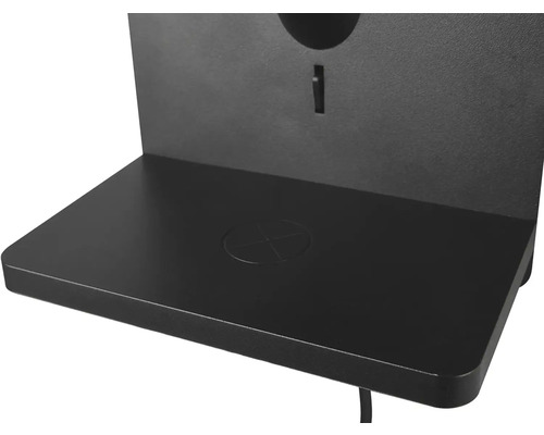 Prim-plan cu o stație de încărcare neagră pentru dispozitive electronice