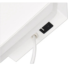 Prim-plan cu o lampă albă cu port USB și cablu