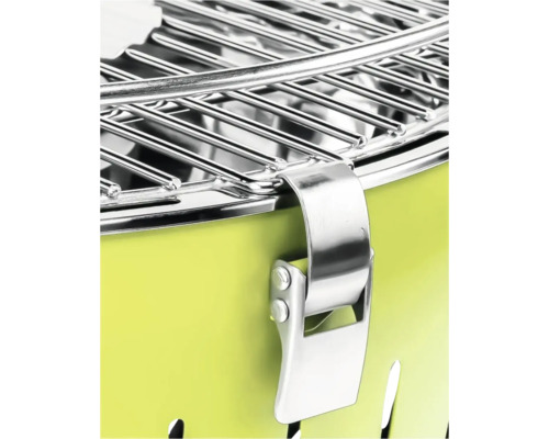 Prim-plan cu un grătar pe cărbune cu grătar și închizătoare