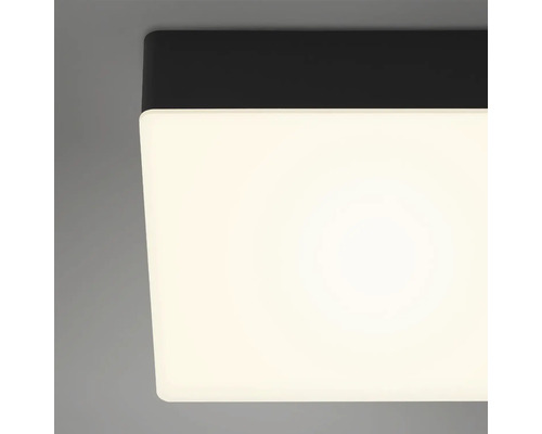 Prim-plan cu o plafonieră LED de formă rectangulară