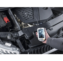 O cameră de inspecție este utilizată pentru a inspecta compartimentul motor al unei mașini.