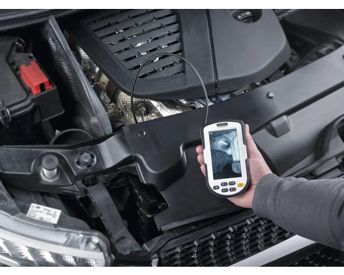 O cameră de inspecție este utilizată pentru a inspecta compartimentul motor al unei mașini.