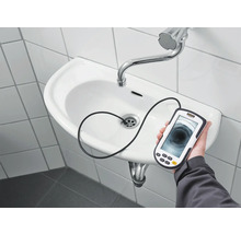 O cameră de inspecție este utilizată într-un lavoar pentru a inspecta conductele.