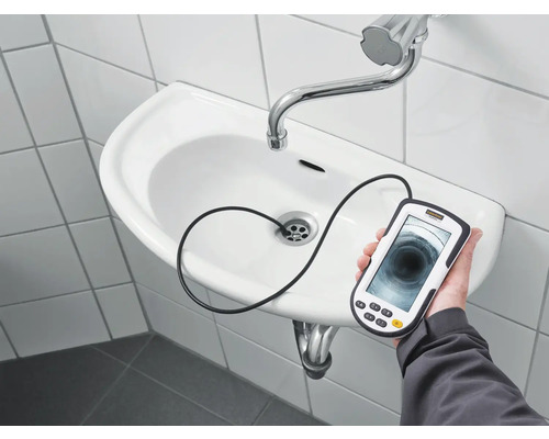 O cameră de inspecție este utilizată într-un lavoar pentru a inspecta conductele.