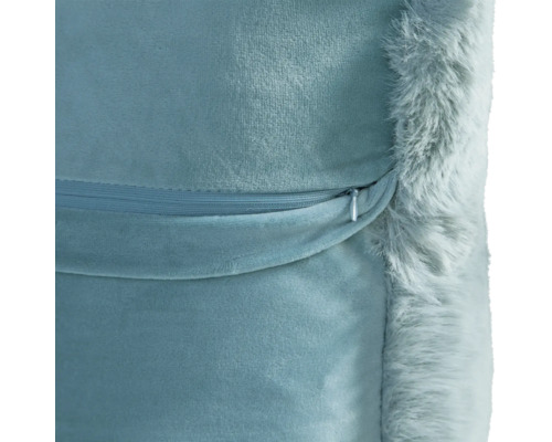 Vizualizare detaliată a unei perne decorative cu fermoar și margine din blană artificială