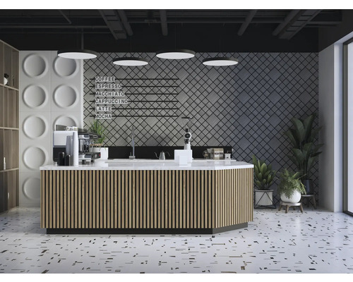 Fotografie de interior a unei cafenele luminoase și spațioase, cu tejghea, aparat de cafea și meniu