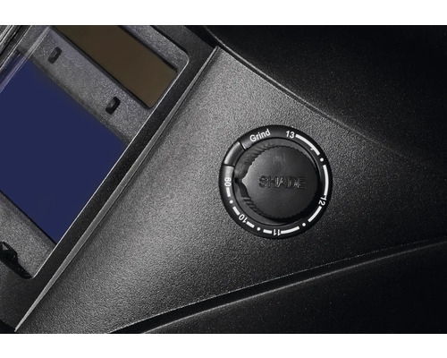 Prim-plan cu o mască de sudură cu protecție anti-orbire reglabilă