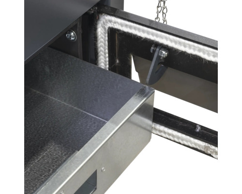 Imagine detaliată a unui grătar cu cărbune cu sertar metalic și etanșare