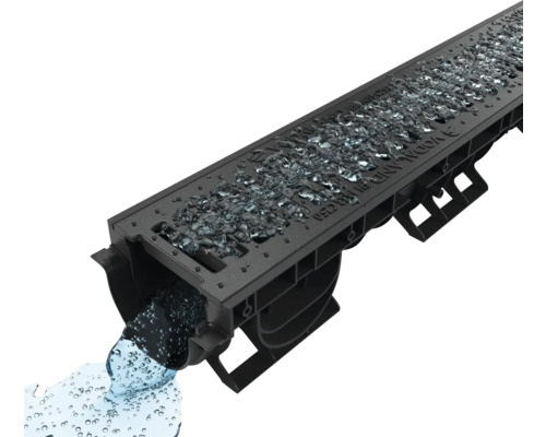 Vedere de sus a unui jgheab de drenaj negru umplut cu apă.