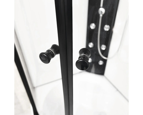 Prim-plan cu o cabină de duș cu armături și mânere negre