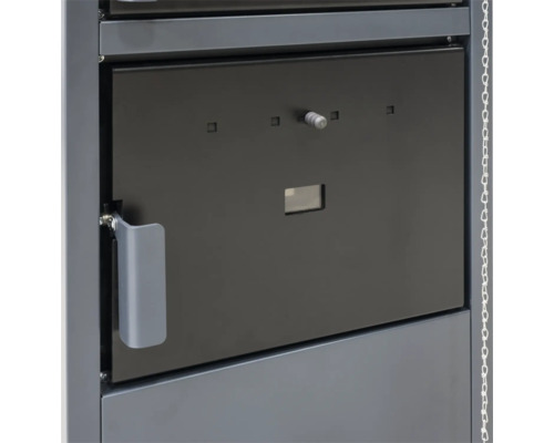 Prim-plan cu o ușă de cazan cu mâner și vizor